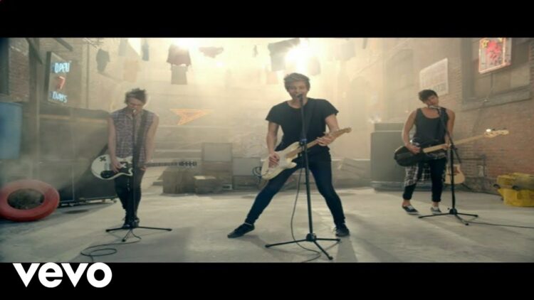 5-seconds-of-summer-she-looks-so-perfect
