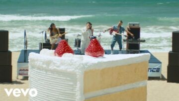 dnce-cake-by-the-ocean