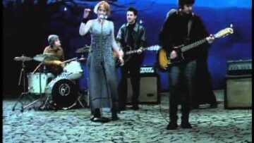 kiss-me-there-she-goes-version-official