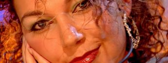 milky-just-the-way-you-are-live-from-top-of-the-pops-2002