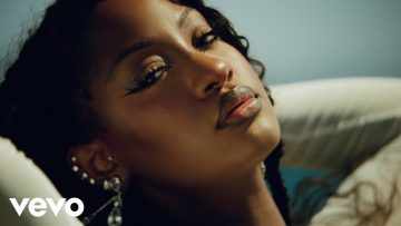 tems-me-u-official-video